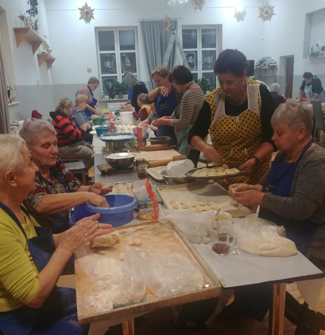 Gm. Kamień. Są zwarte i gotowe. Akcja lepienia pierogów znowu się powiodła!