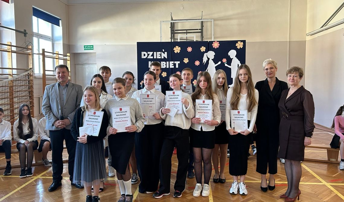 To już tradycja, że wyróżniający się uczniowie gminnych szkół otrzymują w ramach podsumowania pierwszego semestru nauki stypendia. Władze gminy biorą pod uwagę ich zaangażowanie na niwie zarówno naukowej, jak i sportowej. Kto ciężko zapracował na swój sukces tym razem? Sprawdzamy.