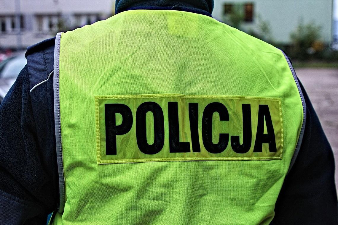 Seniorka zemdlała na ulicy, dzielnicowi udzielili pomocy. Córka 81-latki dziękuje