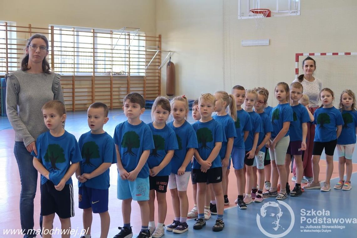 80 przedszkolaków z gminy Krasnystaw spotkało się w Szkole Podstawowej w Małochwieju Dużym, by wziąć udział w pełnym energii i śmiechu sportowym spotkaniu w ramach projektu „Wspólnie zdrowo – na sportowo!”.