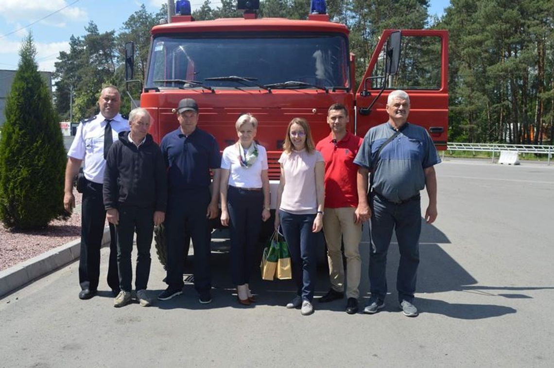 Gm. Krasnystaw. Podarowali gminie partnerskiej wóz strażacki. Będą tam gasić nim pożary torfowisk [ZDJĘCIA]
