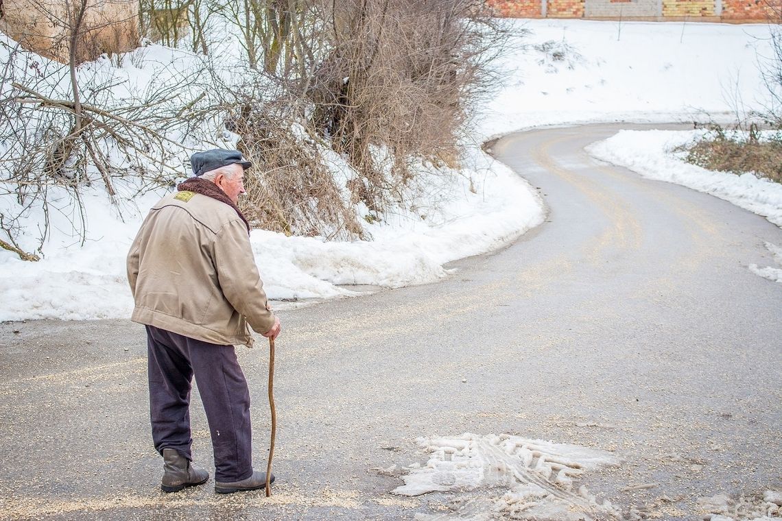 70-latek był skrajnie wyziębiony. Posterunkowy wezwał karetkę