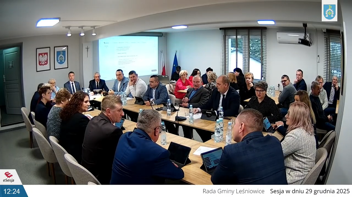 W ostatnich obradach rady gminy wziął udział radny powiatowy z terenu gminy Leśniowice Bogusław Kudyba. W przygotowanym w porozumieniu z zarządem powiatu materiale informacyjnym zawarł najważniejsze informacje dotyczące zaplanowanych na najbliższe miesiące działań inwestycyjnych.