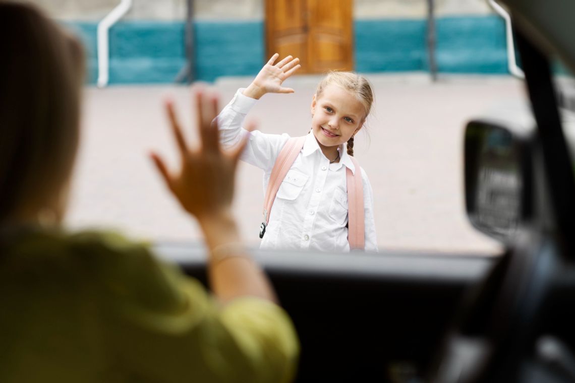 Czy oczekujący na szkolny autobus uczniowie i ich rodzice - mieszkańcy Rakołup Dużych - będą mogli skorzystać z nowych wiat przystankowych? Wdrożenia takiego rozwiązania oczekuje od władz gminy pan Grzegorz, jeden z mieszkańców miejscowości.