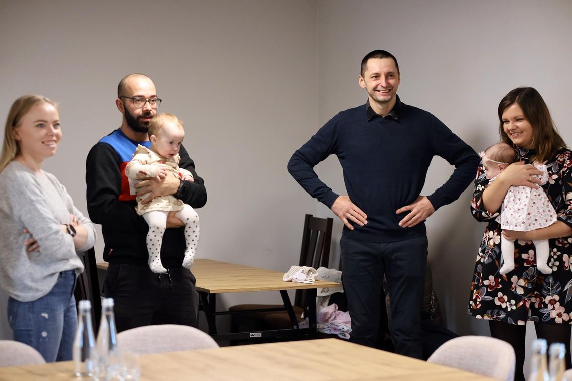 Swoją pierwszą wizytę w urzędzie gminy złożyli niedawno najmłodsi mieszkańcy gminy. Powitała ich ciepło wójt Joanna Jabłońska. Kto wie? Może w gronie nowo narodzonych obywateli są także przyszli pracownicy urzędu gminy?