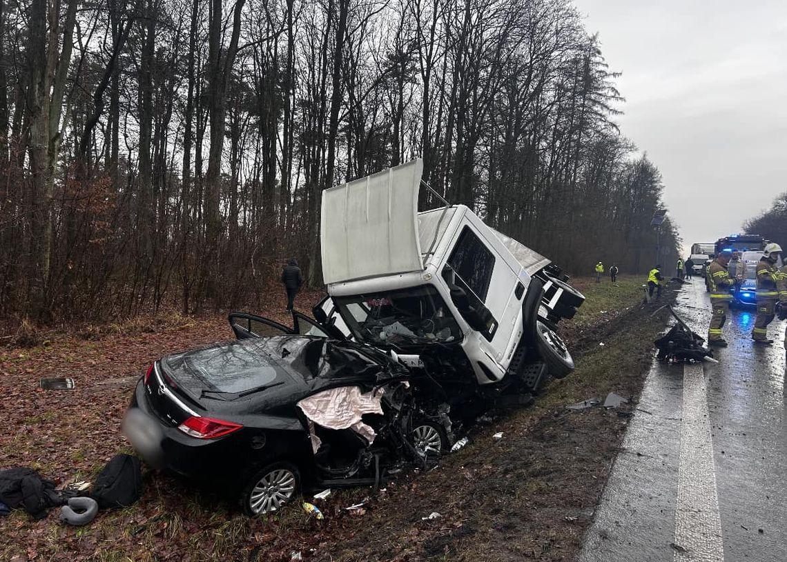 Gm. Łopiennik Górny. Opel zderzył się z ciężarówką na krajowej 17