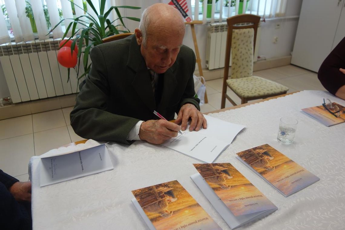 W środę, 18 lutego, w murach lokalnej Biblioteki odbyło się spotkanie autorskie promujące publikację pt. „Wiersze pisane ręką i sercem”.