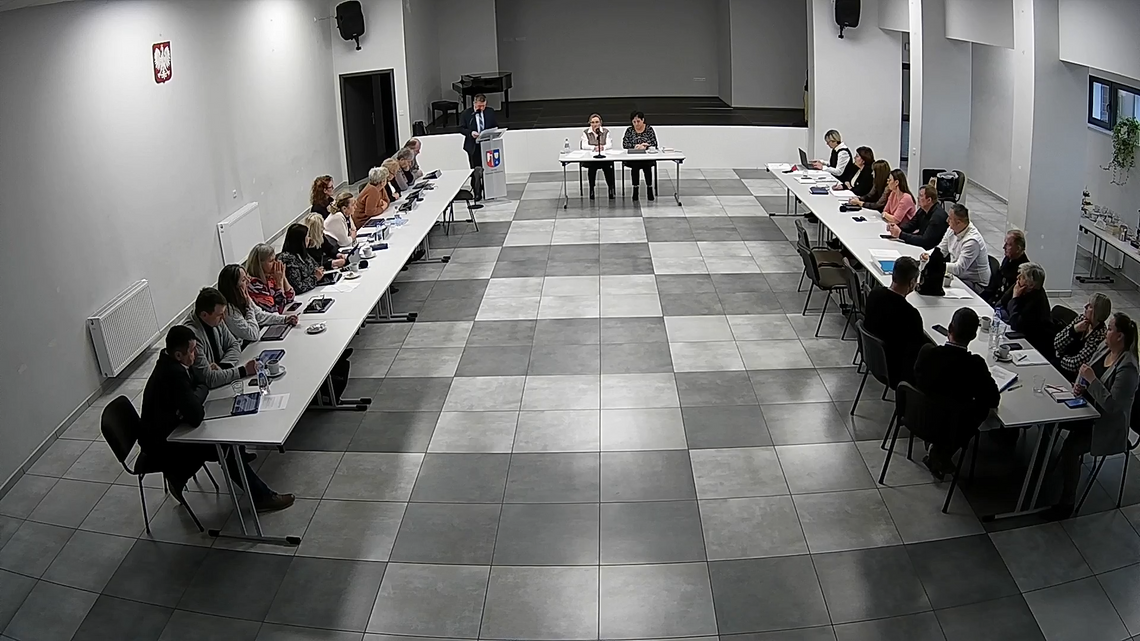 Gm. Rejowiec Fabryczny. Budżet jeszcze nieuchwalony, a już poprawiany. Zapowiada się intensywna końcówka roku W czasie ostatniej sesji wójt Zdzisław Krupa poinformował radnych o konieczności wprowadzenia kilku zmian, tzw. autopoprawek, do zaproponowanego na nadchodzący rok projektu uchwały budżetowej. Jakie czynniki muszą wziąć pod uwagę samorządowcy?