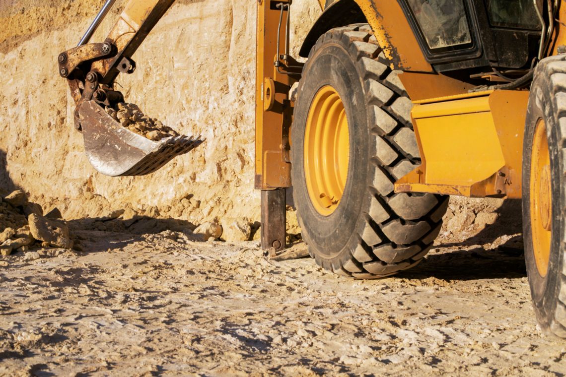 Dobiega końca dosyć wymagające i czasochłonne postępowanie przetargowe w sprawie drogi gminnej w Zalesiu Kańskim i Gołębiu. Urzędnicy musieli sprostać długiej liście dodatkowych pytań potencjalnych wykonawców. Ostatecznie udało się jednak przebrnąć przez ten etap i dokonano otwarcia ofert.