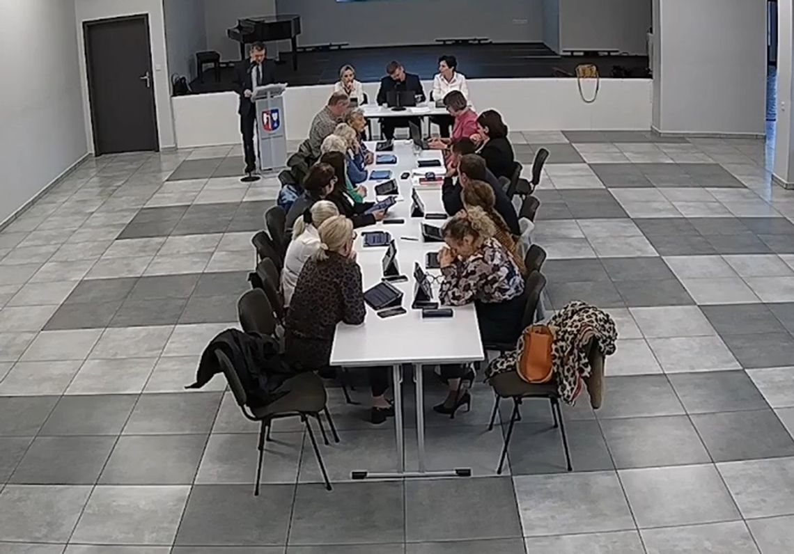 Modernizacja budynku po byłym przedszkolu w Krasnem napotkała nieprzewidziane trudności. W trakcie prac konieczne okazały się dodatkowe roboty, a samorząd musiał zmienić budżet, by umożliwić ich rozliczenie. Sprawę rozpatrzyli radni podczas niedawnej, nadzwyczajnej sesji Rady Gminy Rejowiec Fabryczn