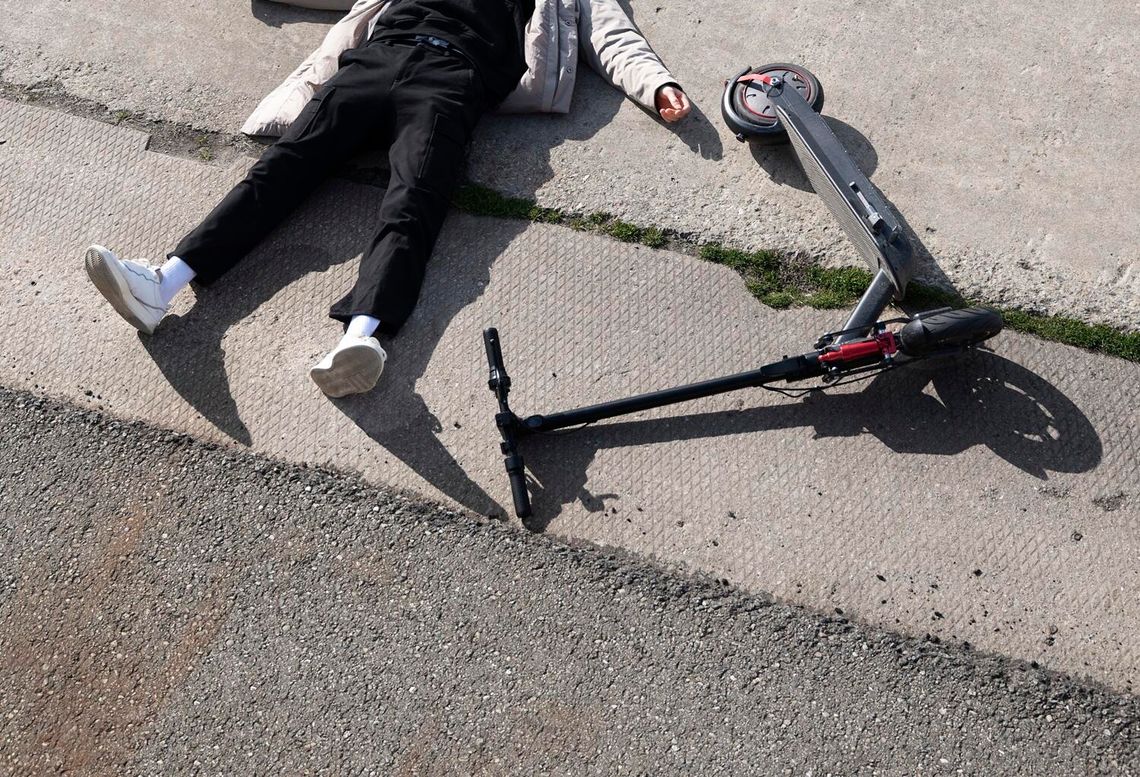 Gm. Rejowiec. Kolejne zdarzenie na elektrycznej hulajnodze. Kierujący uderzył głową o chodnik