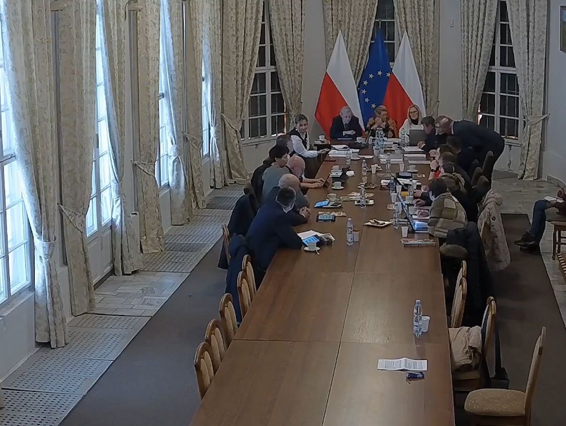 Gm. Rejowiec. Zabezpieczyli się na trudne czasy. Teraz zastanawiają się, co dalej. Rozważne dysponowanie dostępnymi zasobami i trafne decyzje z lat ubiegłych pozwoliły wypracować władzom stabilną sytuację finansową i narzędzia potrzebne do prowadzenia skutecznej walki o środki zewnętrzne. W czasie ostatniej sesji nie zabrakło jednak trudnych pytań o perspektywę kilku kolejnych lat