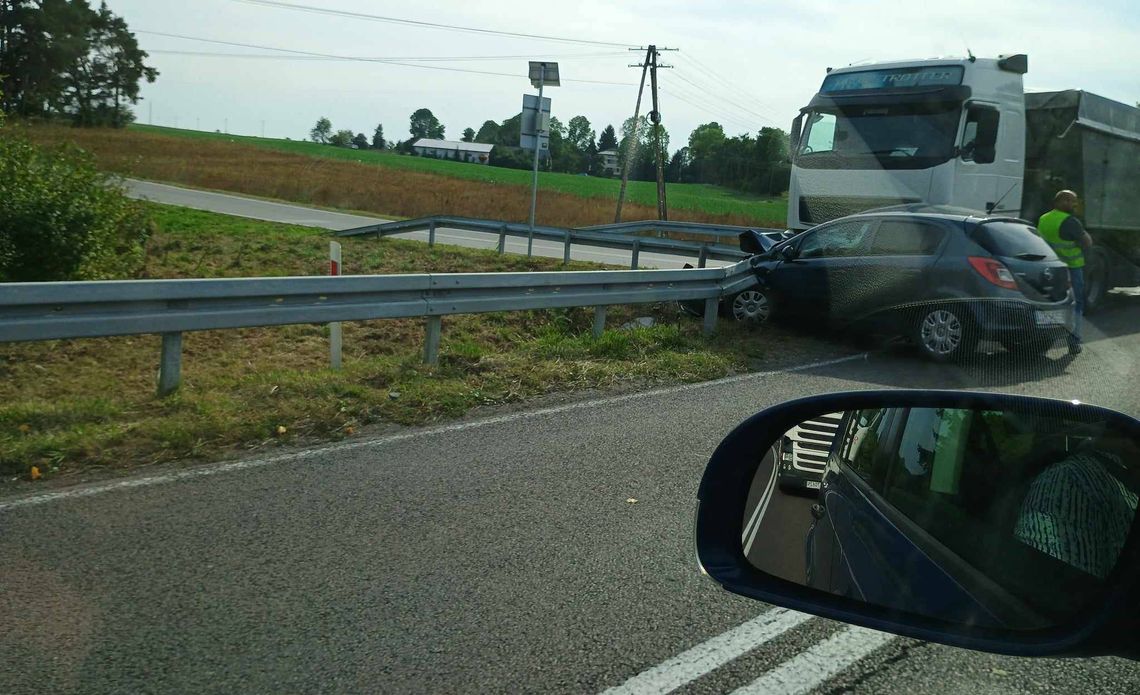 Gm. Rejowiec. Zderzenie osobówki z ciężarówką. Jedna osoba zabrana do szpitala