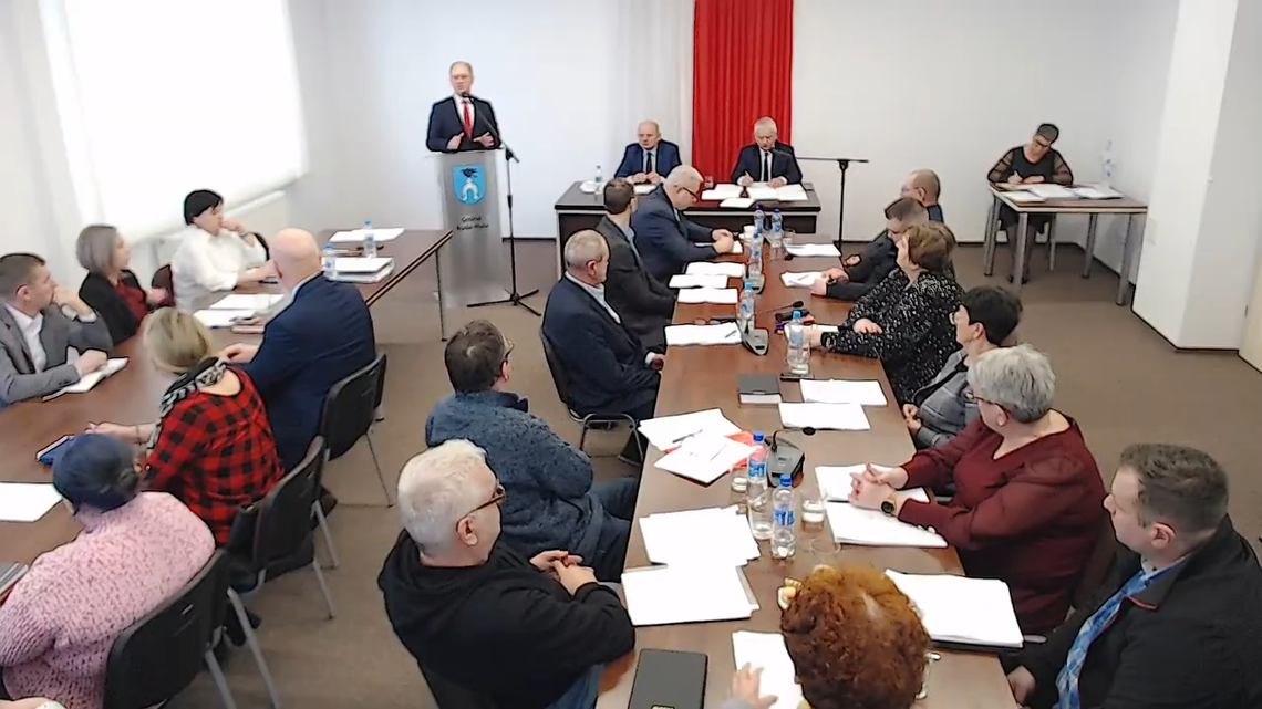 Bezpieczny i zrównoważony. Taki, zdaniem wójta Jarosława Walczuka, jest budżet gminy na ten rok. Zaplanowano w nim niewielką nadwyżkę, a wydatki bieżące zostaną zrealizowane na poziomie dużo niższym niż zaplanowane dochody bieżące. Znalazło się też miejsce na działania inwestycyjne.