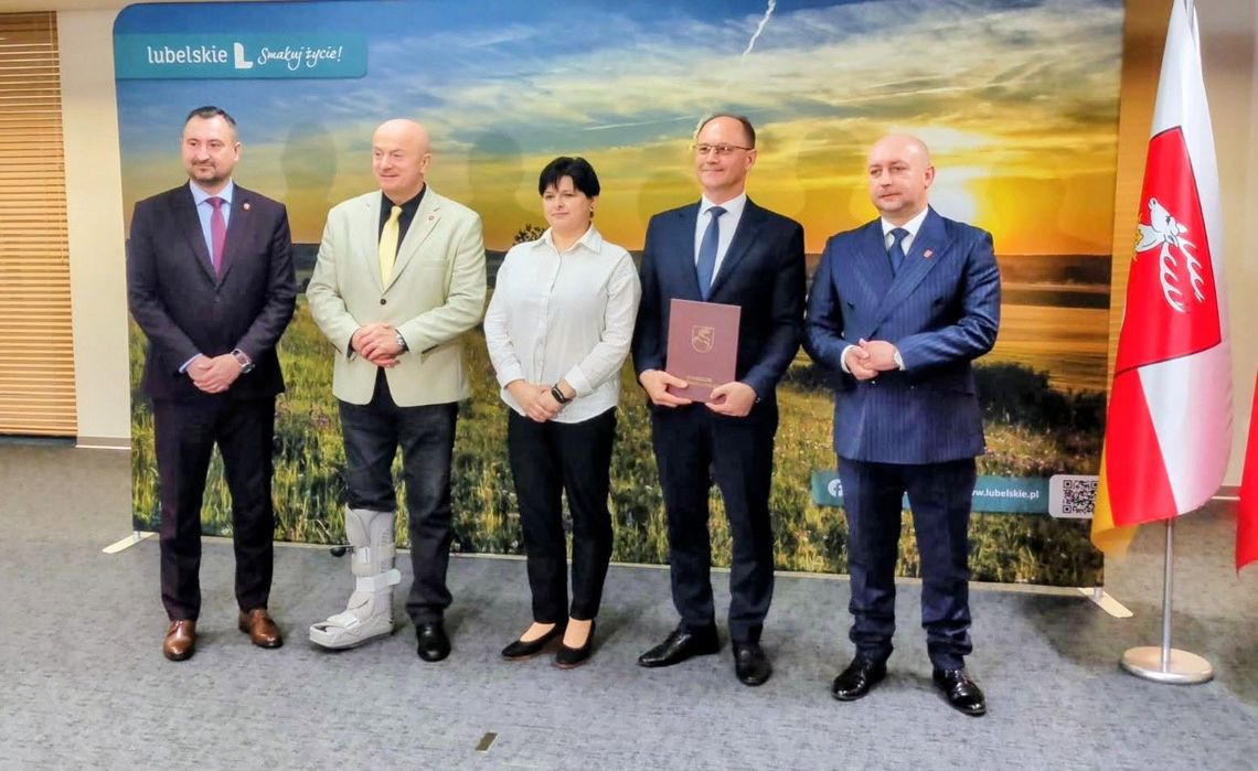 Gm. Ruda-Huta. Nowa droga w Rudce staje się faktem. Gmina z wysokim dofinansowaniem od samorządu województwa Mieszkańcy Rudki w gminie Ruda-Huta już wkrótce będą mogli korzystać z nowej drogi dojazdowej do gruntów rolnych. Dzięki znaczącemu wsparciu finansowemu z budżetu województwa lubelskiego realizacja inwestycji nabiera tempa, a jej efekty odczują przede wszystkim lokalni rolnicy.