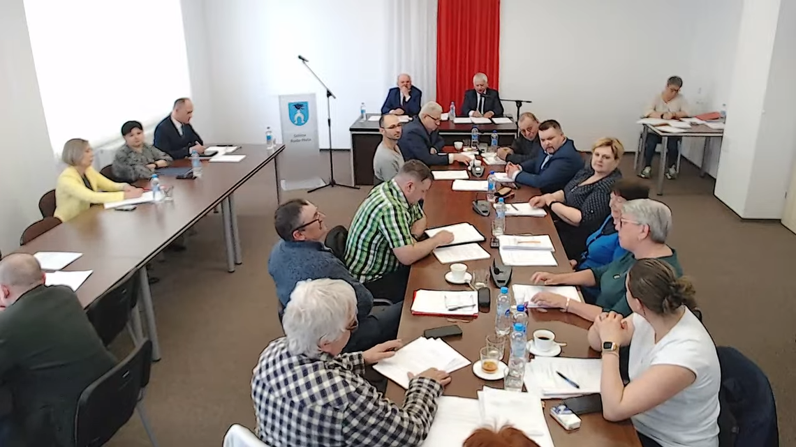 W czasie ostatnich obrad radni zgłosili szereg interpelacji dotyczących stanu technicznego infrastruktury drogowej. Nie zabrakło też pytań o procedurę uchwalania Planu Ogólnego gminy. Przyglądamy się więc poszczególnym aspektom zasygnalizowanych przez radnych problemów.