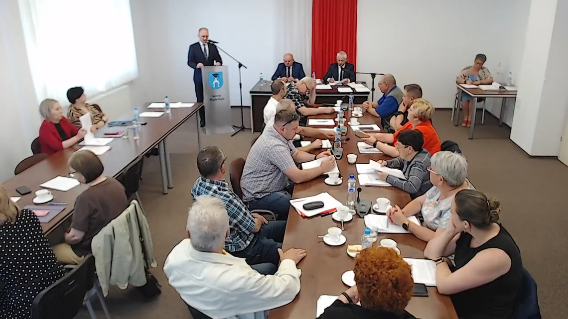 Podczas ostatniej sesji radni podjęli szereg ważnych decyzji dotyczących finansów samorządu. Najistotniejsze zmiany obejmowały korekty w budżecie na 2026 rok, rezygnację z budowy zbiornika retencyjnego w Zarudni oraz przeznaczenie dodatkowych środków na ochronę ludności, wsparcie strażaków.