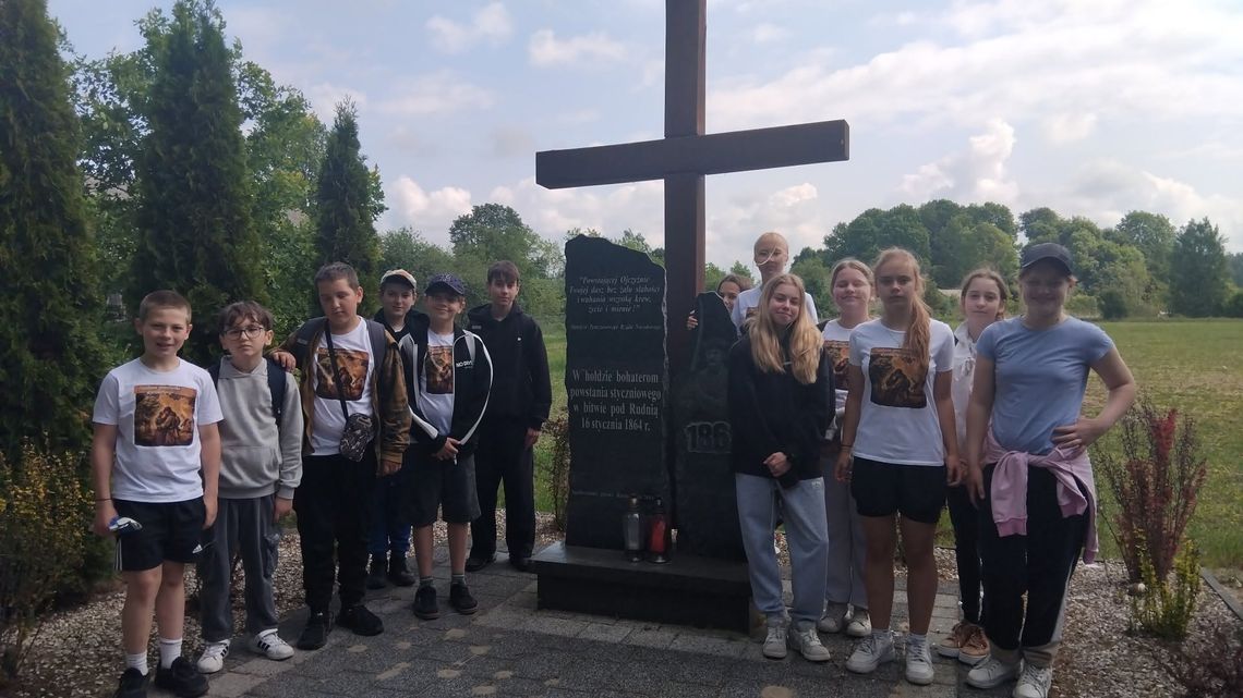 Gm. Ruda-Huta. Rowerem przez historię gminy. Piątoklasiści odkrywali przeszłość na dwóch kółkach Gm. Ruda-Huta. Rowerem przez historię gminy. Piątoklasiści odkrywali przeszłość na dwóch kółkach