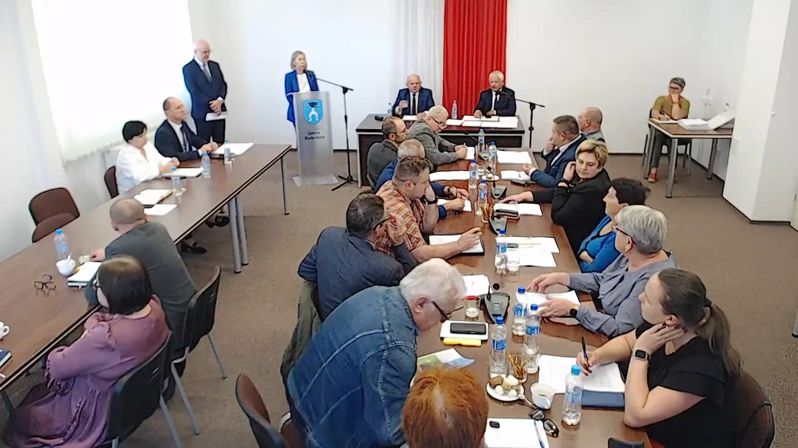 Gm. Ruda-Huta. Uczniowie nie mają łatwego życia. Aby zdążyć do szkoły, muszą wstać skoro świt Gm. Ruda-Huta. Uczniowie nie mają łatwego życia. Aby zdążyć do szkoły, muszą wstać skoro świt