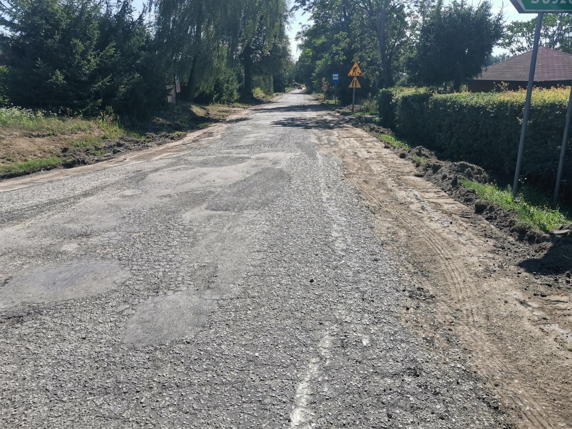 Gm. Rudnik. Drogowcy weszli na plac budowy. Trwa rozbudowa drogi powiatowej
