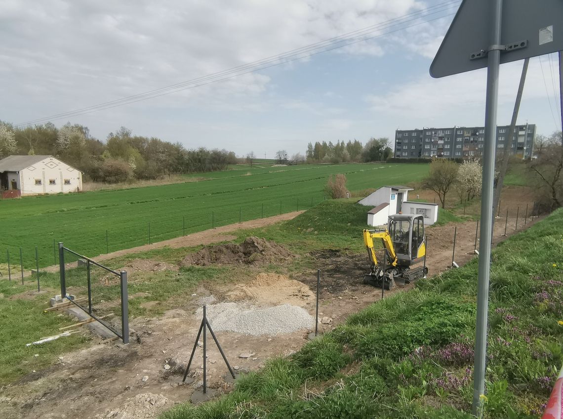 Gm. Rudnik. Nowe ogrodzenia przy przepompowniach wody