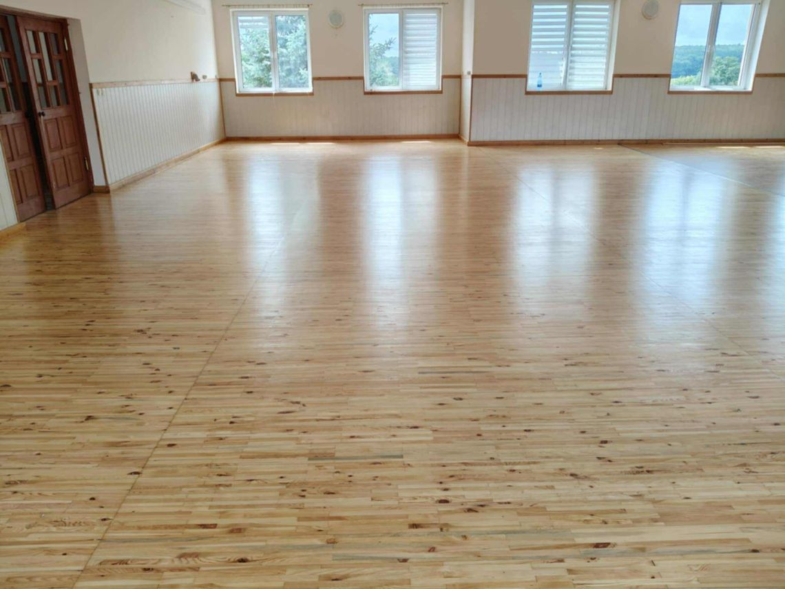 Gm. Rudnik. Parkiet w świetlicy wiejskiej odzyskał blask
