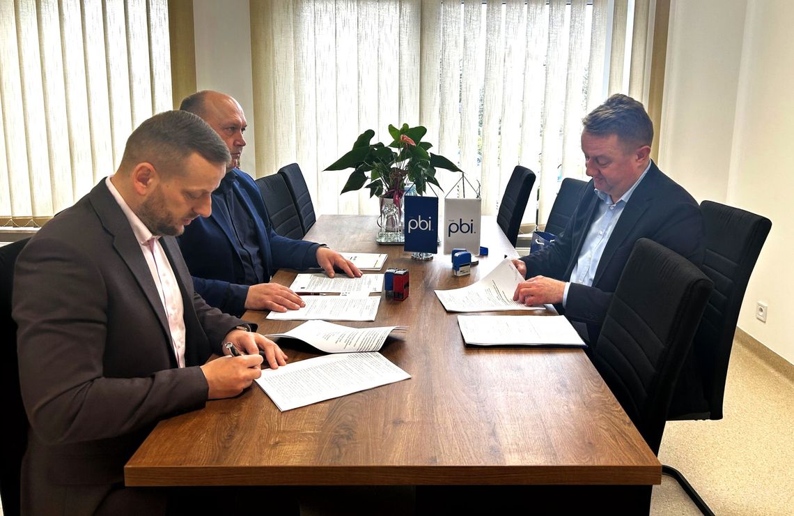 Gm. Rudnik. Przebudowa drogi w Wierzbicy coraz bliżej realizacji. Gmina podpisała umowę