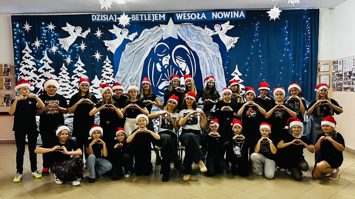 Piękne, młode twarze, jasne, żywe spojrzenia i głowy pełne ambitnych marzeń. Nauczycielki Zespołu Szkół w Sawinie – Iwona Wołoszkiewicz i Anna Sabarańska-Kowalska były w stanie zgromadzić w innowacyjnej, szkolnej grupie teatralej „Sawineatr” prawdziwe perły.