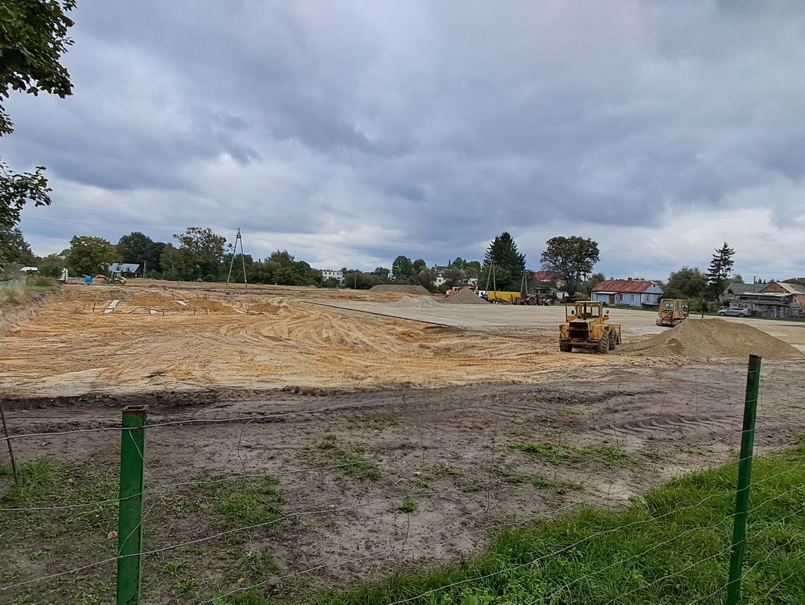 Wątpliwości w sprawie przebiegu inwestycji, która polega na zupełnie nowym zagospodarowaniu stadionu w Sawinie, zasygnalizował w czasie minionych niedawno obrad radny Łukasz Dyczkowski. Okazuje się bowiem, że wykonawca, który wszystkie prace realizuje w formule zaprojektuj i wybuduj, ma problemy.