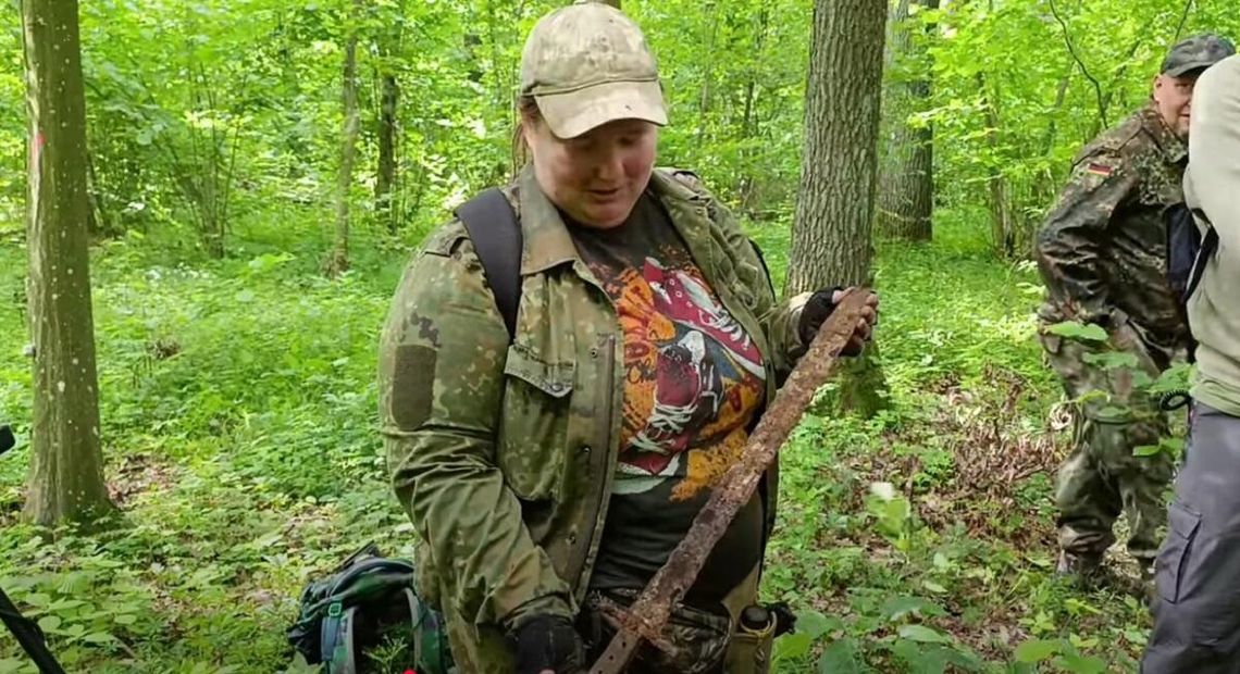 Gm. Sawin. Kiedy odgarnęli warstwę ziemi, oniemieli...