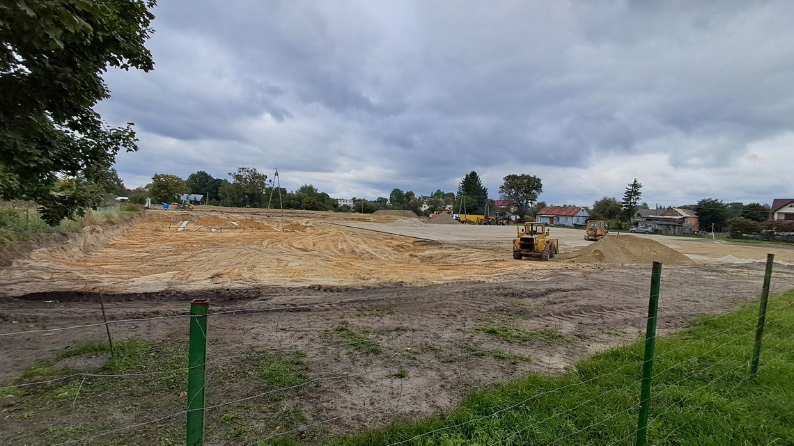 Trwają zaawansowane prace związane z budową nowej gminnej bazy sportowej w Sawinie.