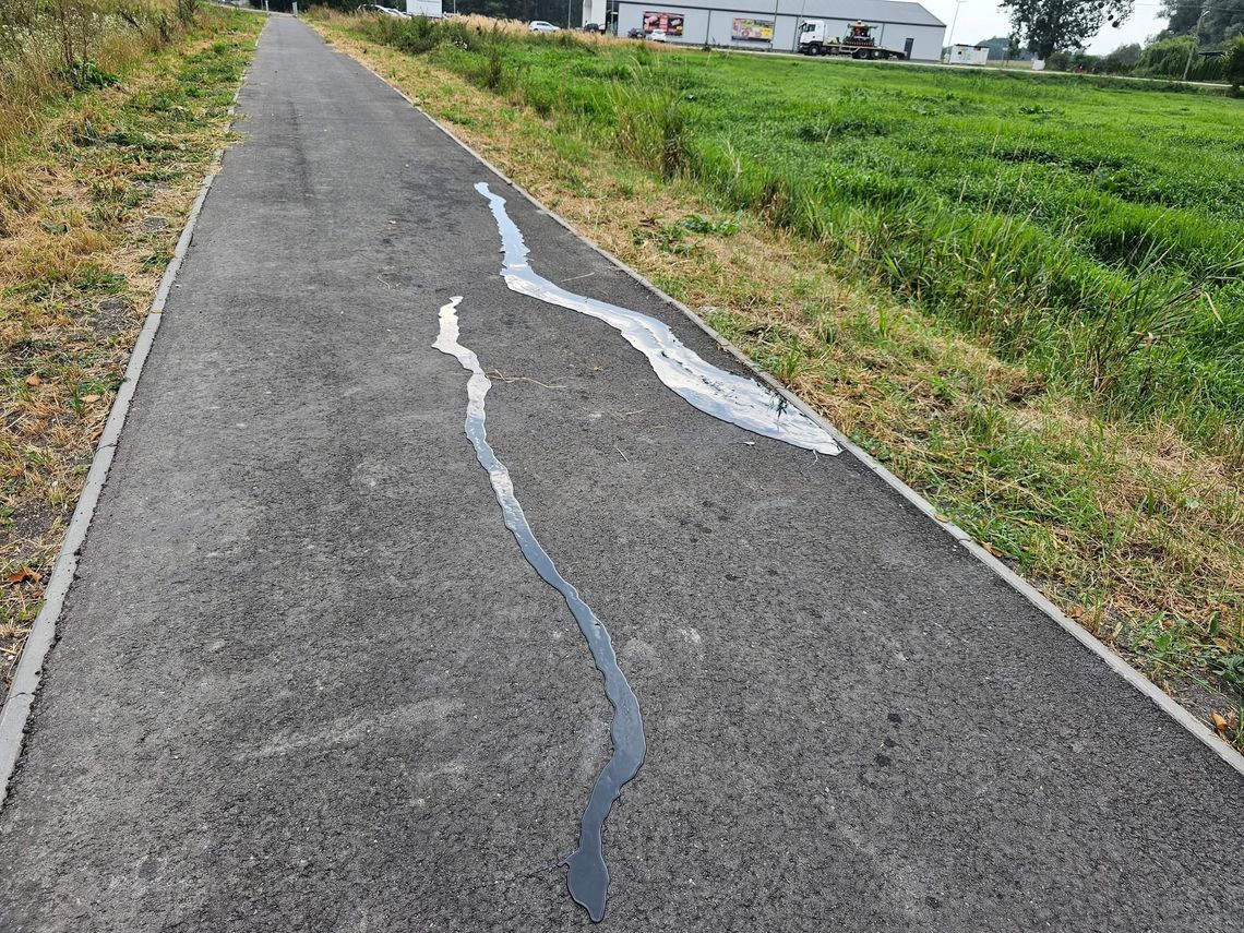 Gm. Sawin. Mieszkańcy niepokoją się o ścieżkę. Pojawiły się spękania nawierzchni
