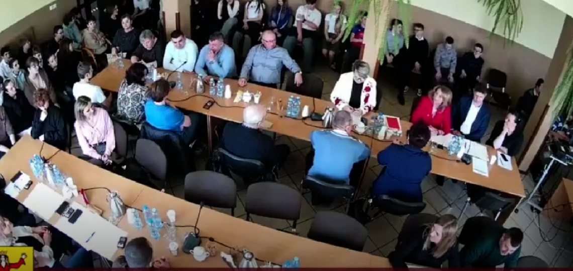 Ostatnia sesja rady gminy miała dosyć nietypowy przebieg. Na sali obrad, pod opieką swoich nauczycielek – Iwony Wołoszkiewicz, Iwony Redko oraz Joanny Skorupy - pojawili się uczniowie klas VII i VIII miejscowego Zespołu Szkół. Młodzież skorzystała z okazji i zadała kilka pytań.