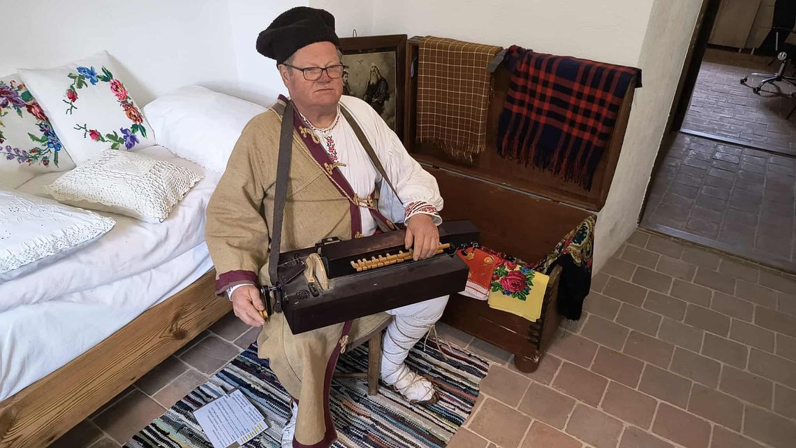 Jako 5-letni chłopiec pokochał lirę korbową. O czym nam opowiecie, Jędrzeju? Jako 5-letni chłopiec pokochał lirę korbową. O czym nam opowiecie, Jędrzeju?