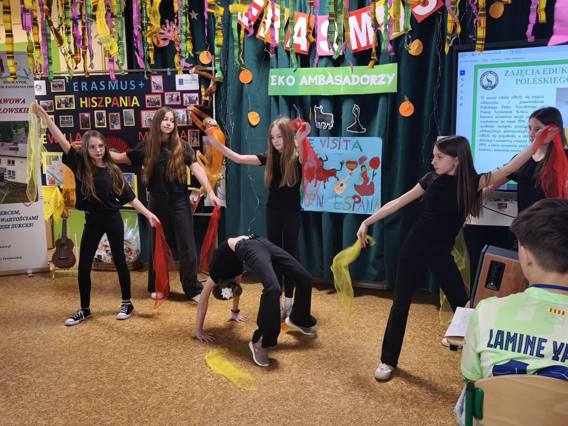 Swoją niezapomnianą przygodę w ramach programu Erasmus+ zakończyli właśnie uczniowie Szkoły Podstawowej w Wólce Petryłowskiej. Wspólnie ze swoimi rówieśnikami z Sewilli uczyli się, jak mądrze wykorzystywać dostępne nam zasoby. Czy teraz są bardziej „eko”? Zdecydowanie tak!