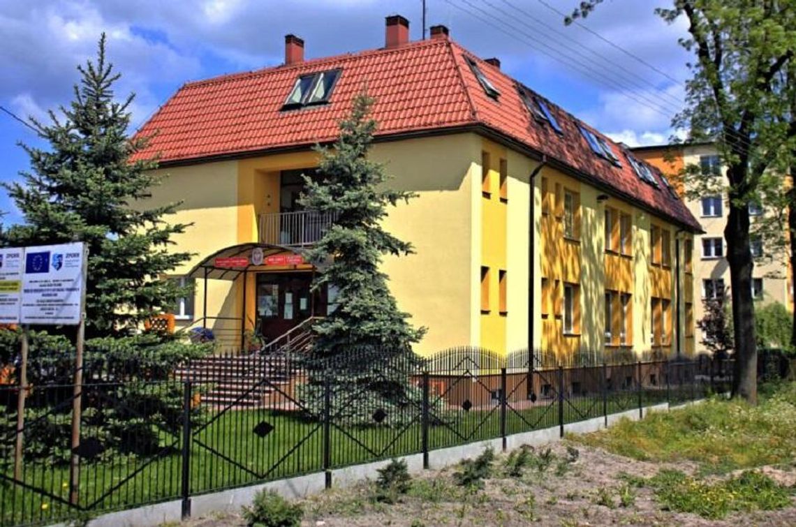 Ostatnia sesja stała się płaszczyzną do ważnej debaty nad rolą radnych i jakością współpracy z organem wykonawczym. Choć porządek obrad obejmował liczne sprawozdania inwestycyjne i głosowania nad uchwałami, to ważną część obrad stanowiło oświadczenie radnej Marcisz i odpowiedź wójt.