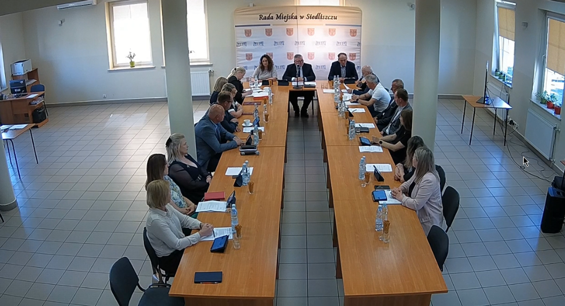 Gm. Siedliszcze. Dyskusje o budżecie, pomocy społecznej i nowych targowych opłatach Podczas XXII sesji Rady Miejskiej w Siedliszczu, która odbyła się 21 maja 2026 roku, burmistrz oraz radni podjęli szereg decyzji dotyczących przyszłości gminy – od wielomilionowych inwestycji po zmiany w opłatach targowych. Obrady zdominowały kwestie budżetowe.