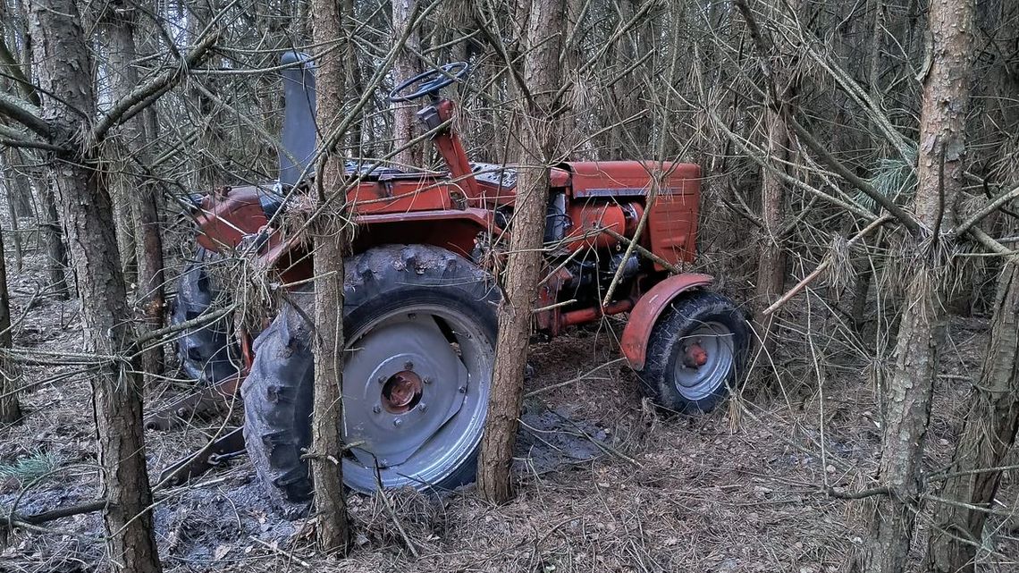 Gm. Siedliszcze. Ukradli ciągnik i schowali w lesie. Policja zatrzymała dwóch młodych rabusiów