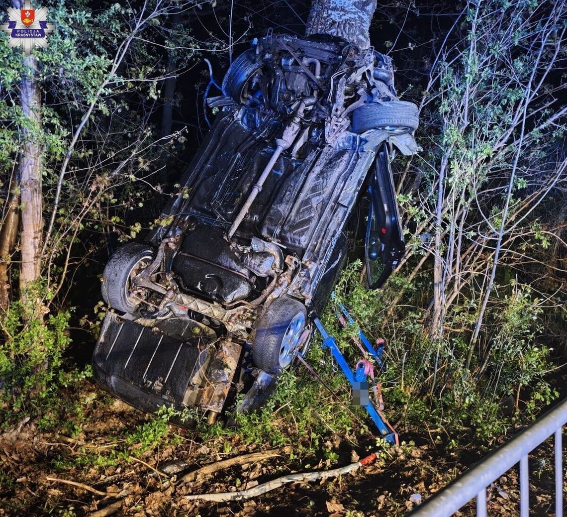 Gm. Siennica Różana. Fatalny finał podróży Alfa Romeo. Samochód uderzył w drzewo, kierowcę zabrał śmigłowiec