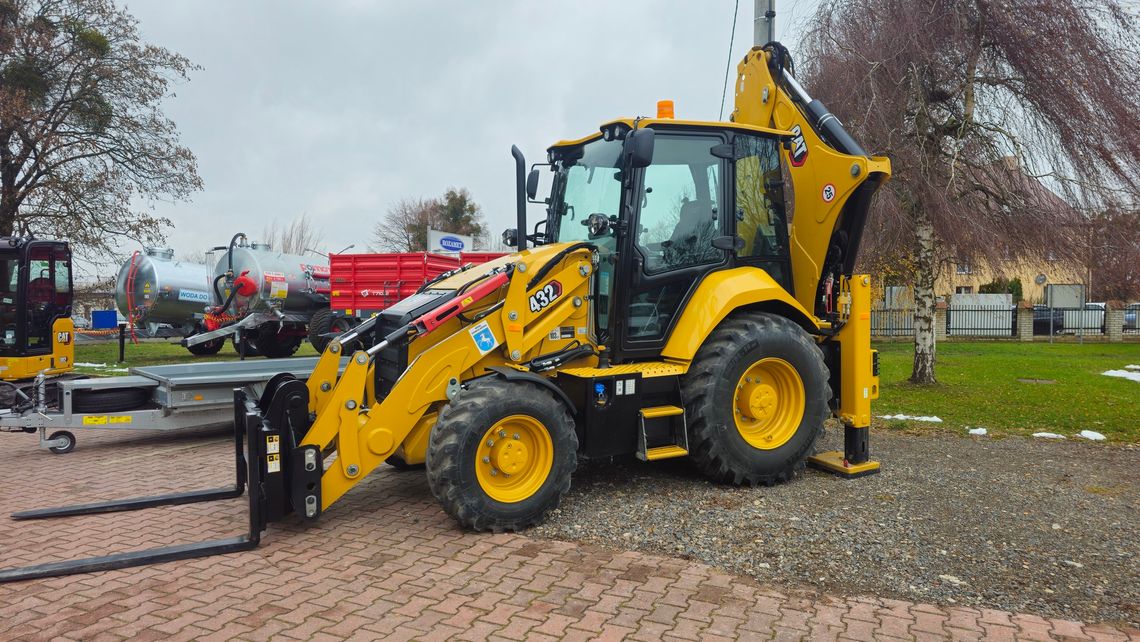 Gm. Siennica Różana. Nowy sprzęt dla gminy, stare maszyny na przetarg Stare maszyny w tym koparko-ładowarka, przyczepy i ciągnik trafią na sprzedaż w przetargu.