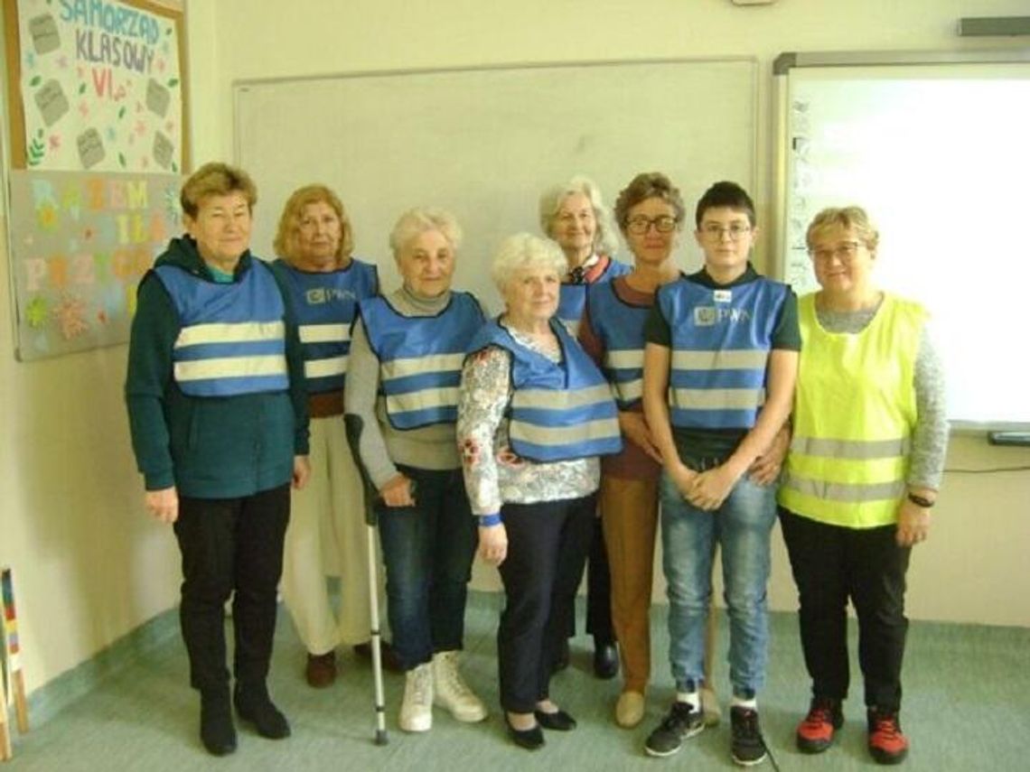 Siódmoklasista w roli nauczyciela, seniorzy w roli uczniów