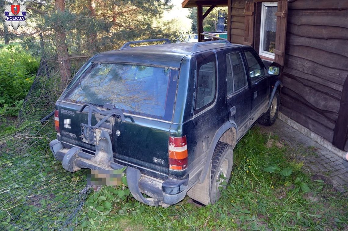75-latek wjechał w dom sąsiada. Gdy na miejsce przyjechała policja, wydało się, co kryje w domu
