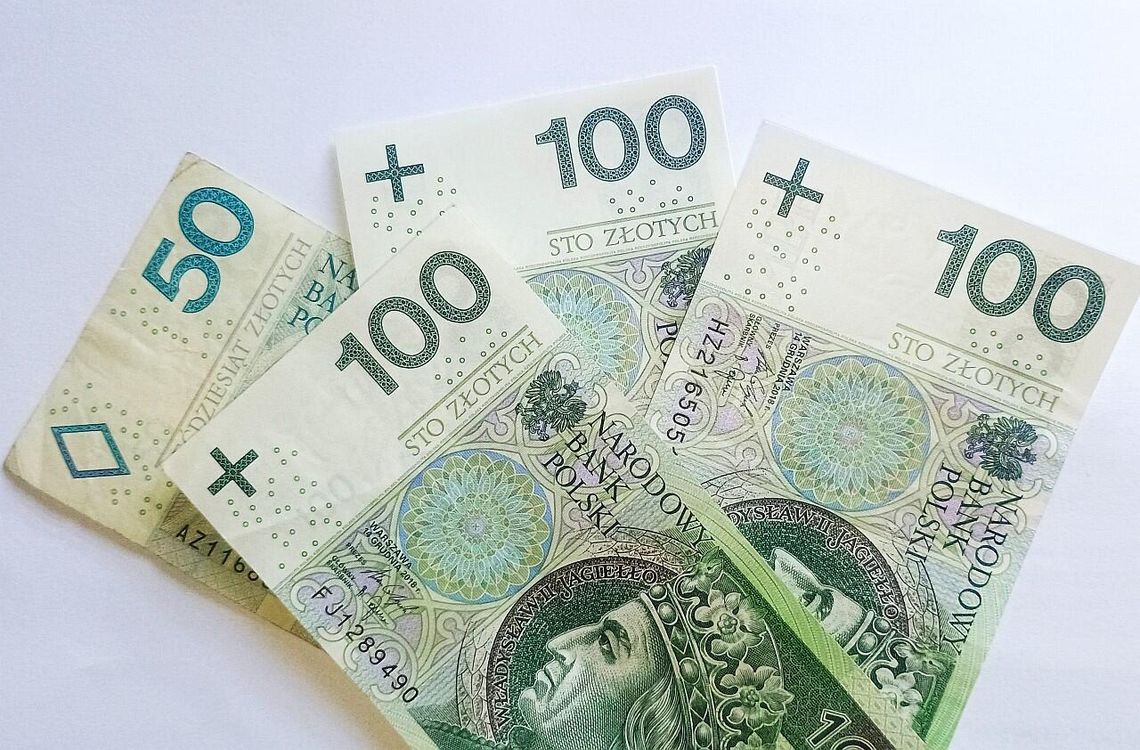 banknoty polskie o łącznej wartosci 350 złotych