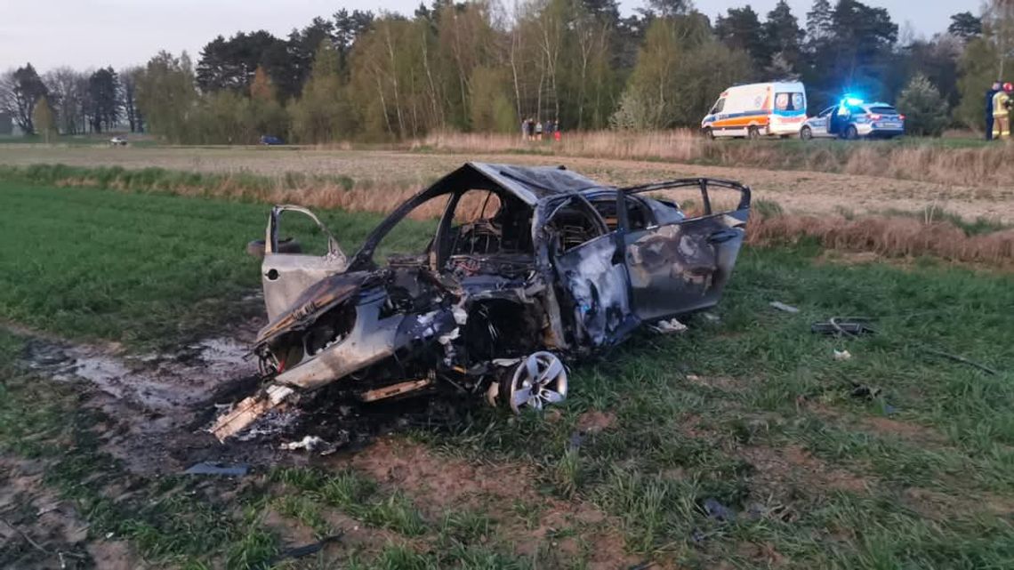 Bmw po dachowaniu stanęło w ogniu. Pasażerka pomogła wydostać się znajomym z płonącego auta