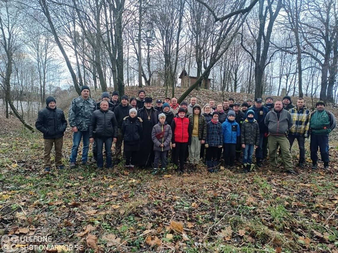 Gm. Urszulin. Posprzątali kurhan i cmentarz prawosławny [ZDJĘCIA]