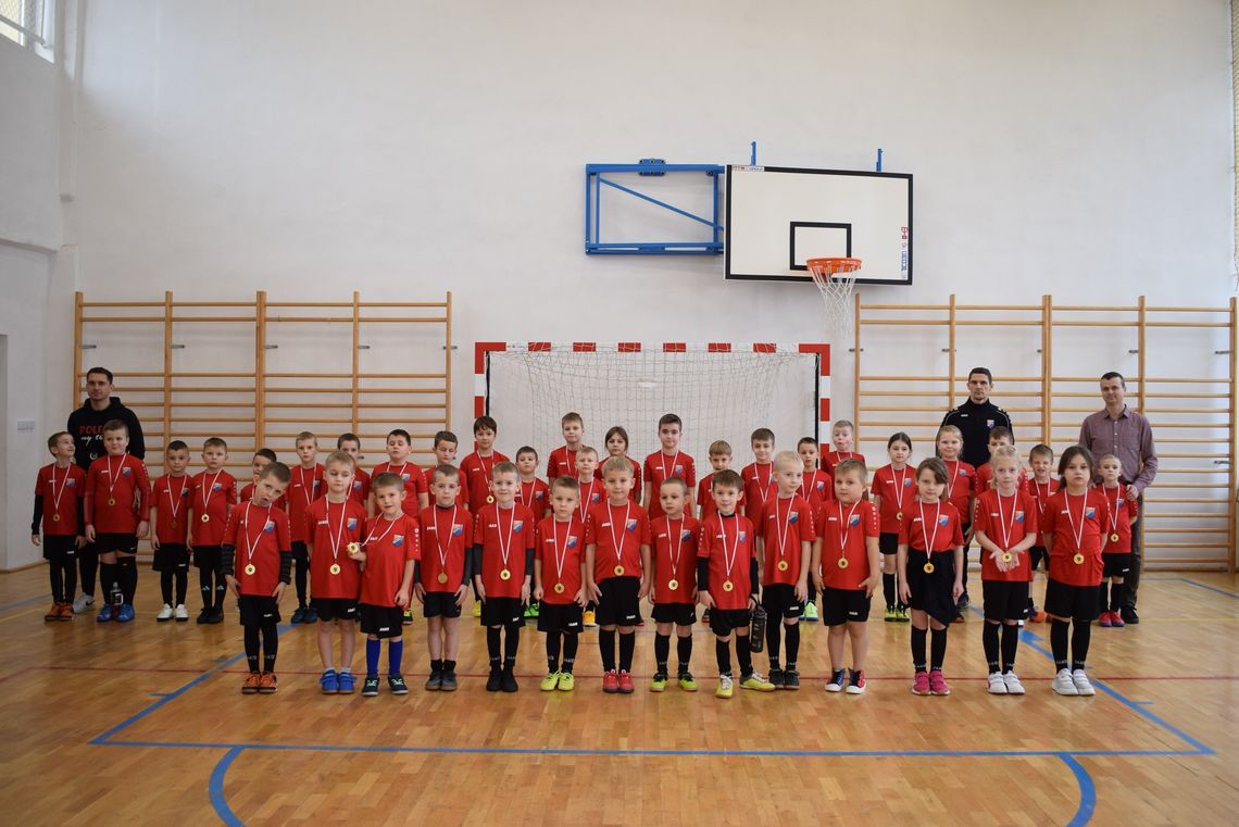 Gm. Urszulin. Wsparcie dla lokalnych inicjatyw. Nie wszyscy otrzymali dotacje Grupowe zdjęcie wychowanków Klubu Sportowego "Polesie" Urszulin