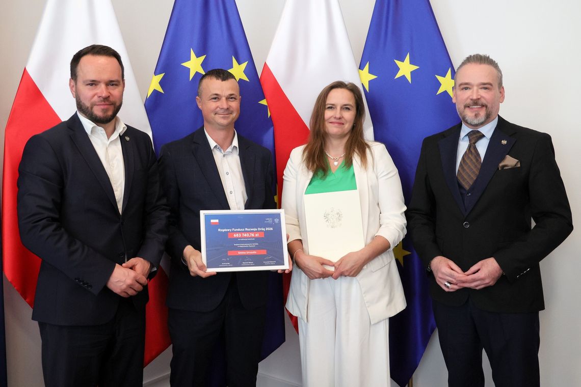 zdjęcie z podpisania umowy w urzędzie wojewódzkim na budowę drogi w Zastawiu