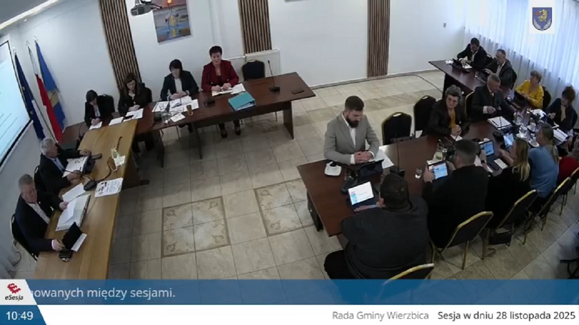 Na początku września informowaliśmy o tym, że władze gminy zmuszone są wydać, w trybie pilnym, ok. 1 mln zł. Zasadnicza trudność tej operacji polega jednak na tym, że środków nie ma fizycznie w kasie, ponieważ, jak twierdzi wójt Anna Flisiuk, zostały wydane przez poprzednią włodarz.