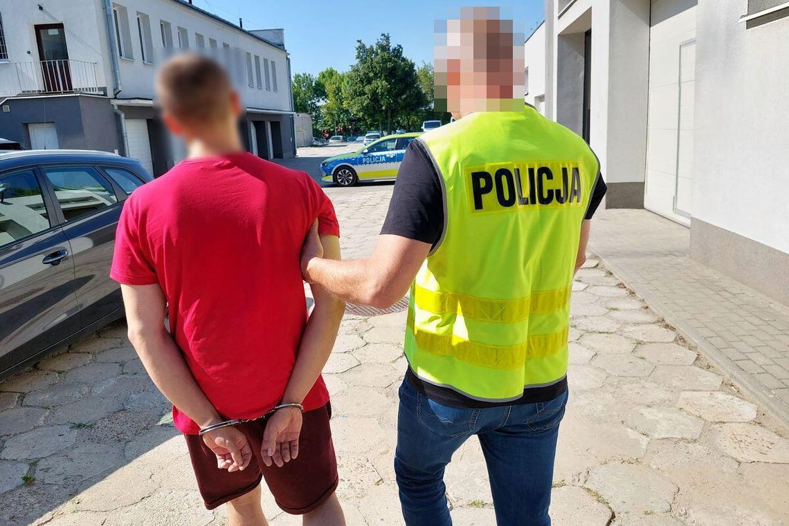 Gm. Wierzbica. Tragedia w Olchowcu-Kolonii. 19-letni kierowca w areszcie po śmiertelnym wypadku Sąd Rejonowy w Chełmie zdecydował o zastosowaniu trzymiesięcznego tymczasowego aresztu wobec 19-letniego mieszkańca powiatu chełmskiego, podejrzanego o spowodowanie śmiertelnego wypadku drogowego i kierowanie samochodem w stanie nietrzeźwości. W tragicznym zdarzeniu zginął jego 19-letni pasażer.