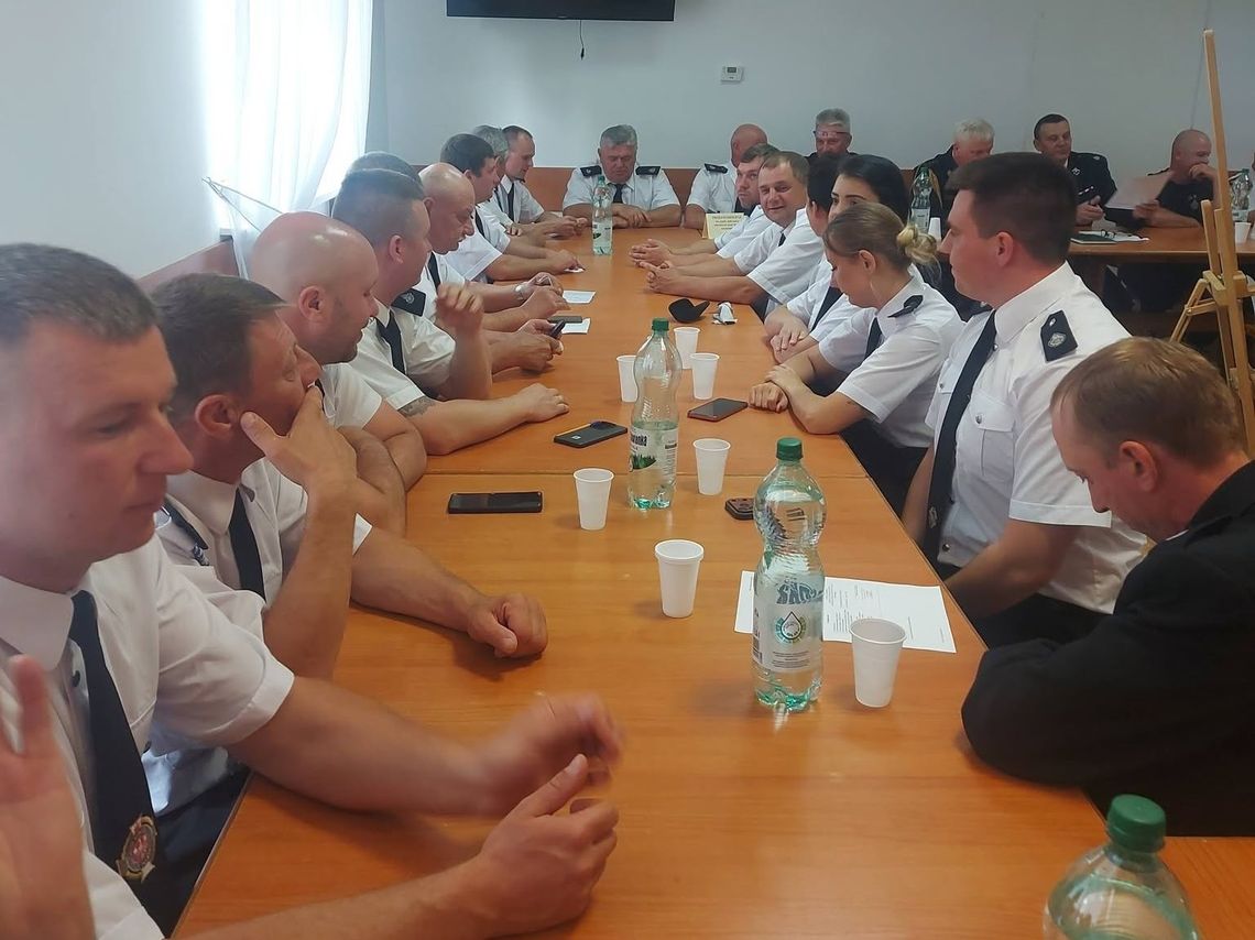 Gm. Włodawa. Nowe władze gminnych struktur Gminnego Związku OSP RP kadr ze zjadu strażakó z gminy włodawa